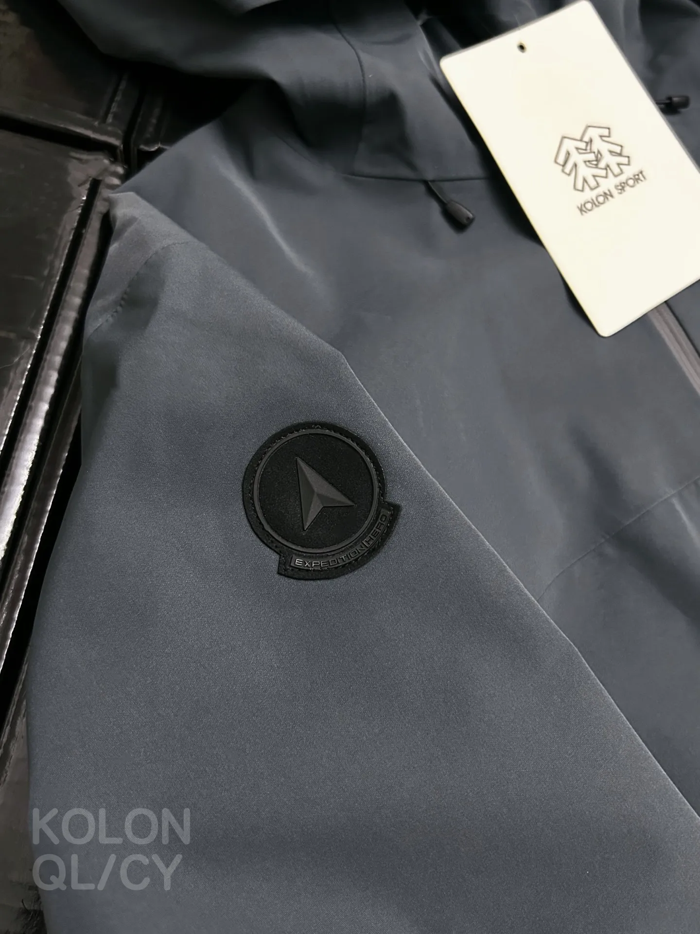 G 20 Kolon HERO Gore-Tex 3L Pro Jacket Who knows? The outdoor girl's natural jacket has been welded to death by Kolon. The lime yellow color can be worn directly on the body of Kasuga Yamano. It is so white that it glows, and there is no need to add a filter when taking photos! Gore-Tex 3L Pro hardcore buff is full, rainstorm-level waterproof + fully windproof, suitable for hiking and urban commuting. The three-layer structure is breathable and does not make you sweat, and you can stay dry even during high-intensity exercise. The soft texture is not stiff at all. Three-dimensional tailoring specially made for girls, slimming but not bloated, welding the sense of outdoor functionality and daily wear A hard-shell ceiling that can be used for travel in all seasons, from snow-capped mountains to cities, with both beauty and strength! Professional player certification! Kolon HEROSeries is the correct way to open a hard-shell jacket. Gore-Tex 3L Pro fabric, 28000mm+ waterproof pressure, RET value ≤ 6, can withstand wind and rain in extreme environments. 9 billion microporous structure, completely waterproof and efficient perspiration, say goodbye to sweat and stickiness. Tear-resistant reinforced technology, Wear-Resistant, can hold up to mountaineering, rock climbing, and long-distance hiking. Adjustable hood + Velcro cuffs, full of details, all-round temperature locking and no wind. Highly saturated lime color, highly recognizable in the mountains, safe and outstanding. A performance model for professional outdoor people with eyes closed, a piece of hardcore equipment that has been worn for ten years 1 Lime enters the mountains and can block all wind and rain🌿 Kolon HERO Gore-Tex 3L Pro, a ceiling of security for girls outdoors 2 Appearance and strength coexist! Kolon professional hard shell, wear the bright colors of spring on your body, rain or shine 3 Gore-Tex Pro hard-core blessing, Kolon HERO jacket, from the city to the mountains, just one piece is enough 4 White lime yellow, professional-level protection, Kolon women's jacket, the natural jersey for outdoor girls 5 Three-layer technology, breathable and not sweaty, Kolon HERO gives you all-day comfort and protection 🎬 Short video oral version (suitable for Douyin/Video account) "Outdoor girl, look here! This Kolon HERO Gore-Tex 3L Pro jacket really won me over! First of all, this lime yellow color is really bright! Go hiking and camping in the spring, take photos and take pictures directly, and it is very recognizable in the mountains! Looking at the performance, Gore-Tex 3L Pro top fabric, rainstorm level waterproof, no wind at all on windy days, even in extreme weather, it is stable. Moreover, the three-layer structure is super breathable, and it will not make you sweat during high-intensity hiking. The soft texture is not as stiff as traditional hard shells. ✅ Top-grade fabrics, hard-core protection. It uses Gore-Tex 3L Pro professional outdoor fabric, 28000mm+ rainstorm level waterproof, fully windproof design, 9 billion micro-hole structure and efficient breathability, completely blocking rainwater penetration, while quickly evacuating sweat, achieving a dynamic balance of waterproofing and breathability, and coping with extreme outdoor environments. ✅ Comfortable tailoring, specially designed for women. Ergonomic three-dimensional tailoring, fit Asian women's body shape, slim but not bloated, soft, comfortable and not stiff, taking into account outdoor functionality and daily wear, saying goodbye to the bulky feeling of hard shells ✅ Full of details, adaptable to all scenes. Adjustable hood design, suitable for helmets; Velcro cuffs, windproof and temperature-locking; waterproof zipper pockets for safe storage; Wear-Resistant fabric splicing to improve durability and meet the needs of all scenarios such as mountaineering, hiking, camping, and commuting. ✅ High-saturation bright colors for safe release. High-saturation lime color is highly recognizable in the mountains, improving outdoor safety while showing whiteness and refreshing, making it easy to create an outdoor fashion sense. Professional outdoor, start with a Kolon HERO. 💡 Supplementary Tips • You can adjust the focus according to the usage scenario: daily wear emphasizes appearance, whitening, and commuting; professional outdoor emphasizes Gore-Tex performance, protection, and durability. Color: Black, Orange, Dark Green, and Dark Gray.